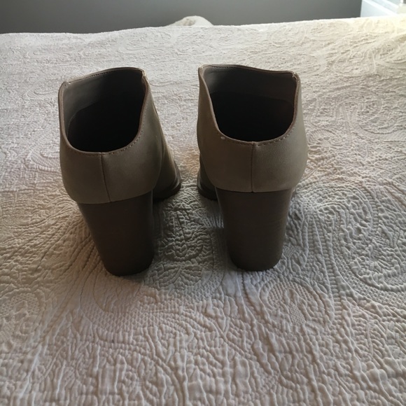 Tan high-heel booties. - Picture 4 of 7